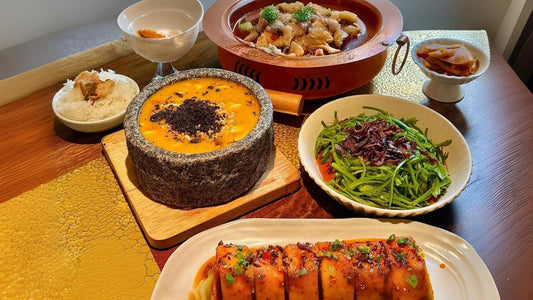 Dining with the Seasons: The Daoist Art of Healing Through Food and Tea